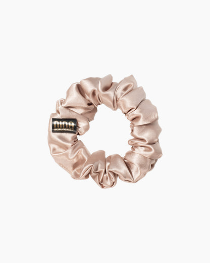Nina Scrunchies Satin Scrunchie - Saténová gumička pro kudrnaté vlasy - Světle hnědá MOKA