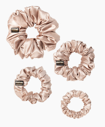 Nina Scrunchies Satin Scrunchie - Saténová gumička pro kudrnaté vlasy - Světle hnědá MOKA